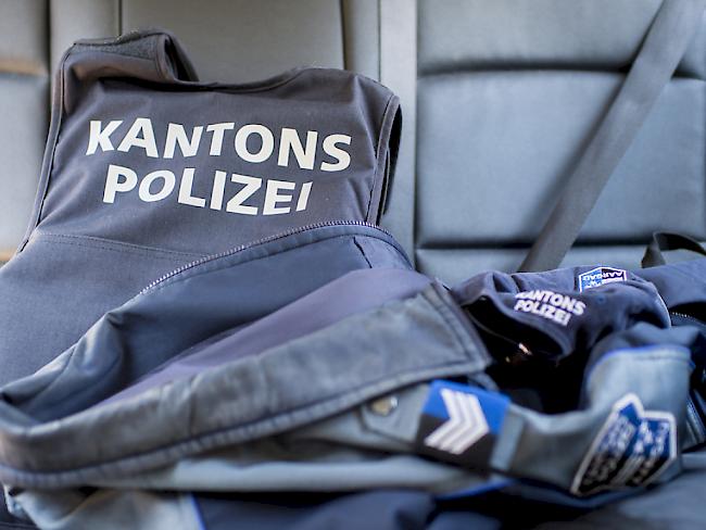 Im Kanton Aargau sind drei Kantonspolizisten im Zusammenhang mit einem Schusswaffeneinsatz wegen versuchter vorsätzlicher Tötung und schwerer Körperverletzung angeklagt. (Symbolbild)