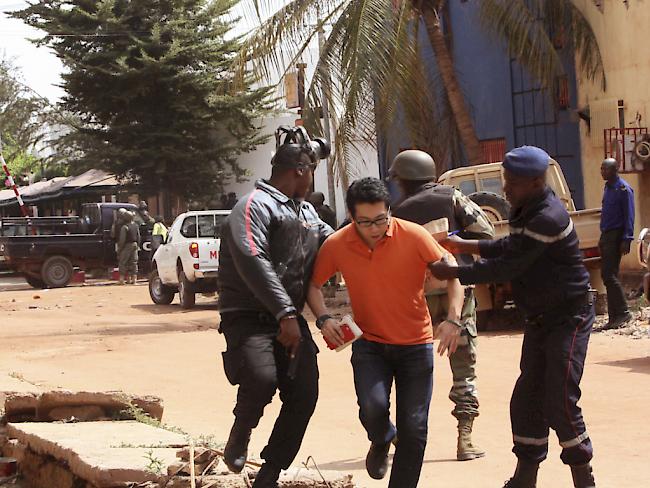 Geisel befreit: Nach dem Anschlag auf ein Hotel in Malis Hauptstadt Bamako, nimmt die Polizei zwei Verdächtige fest.