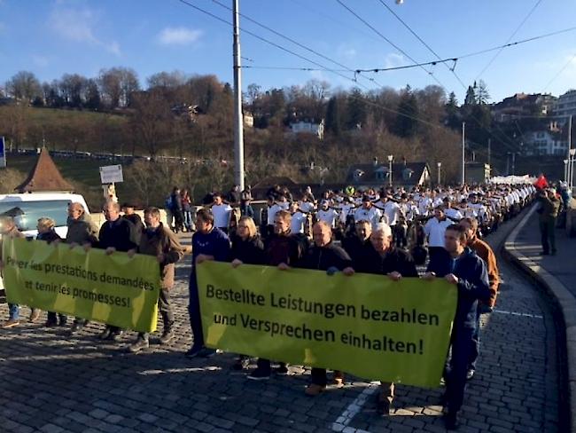 Bauern und Bäuerinnen demonstrieren in Bern gegen die Sparpläne des Bundes.
