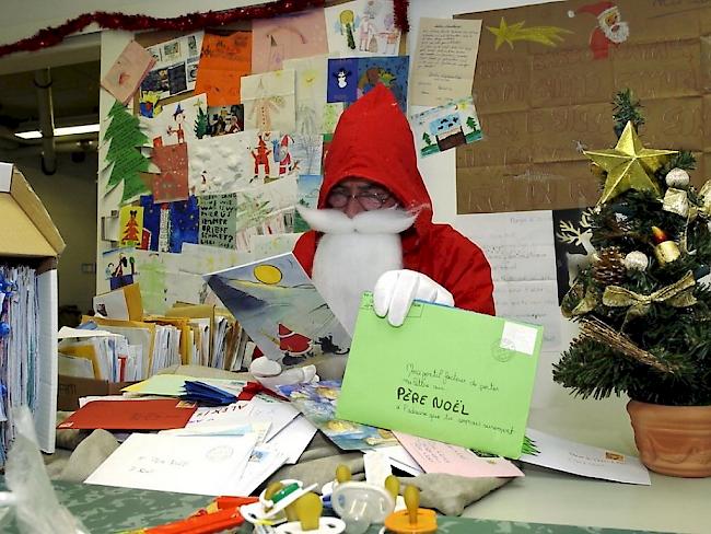 Ein als Samichlaus gekleideter Postangestellter öffnet und beantwortet in Chiasso die Kinderbriefe an den Weihnachtsmann, den Samichlaus oder das Christkind. (Archivbild)