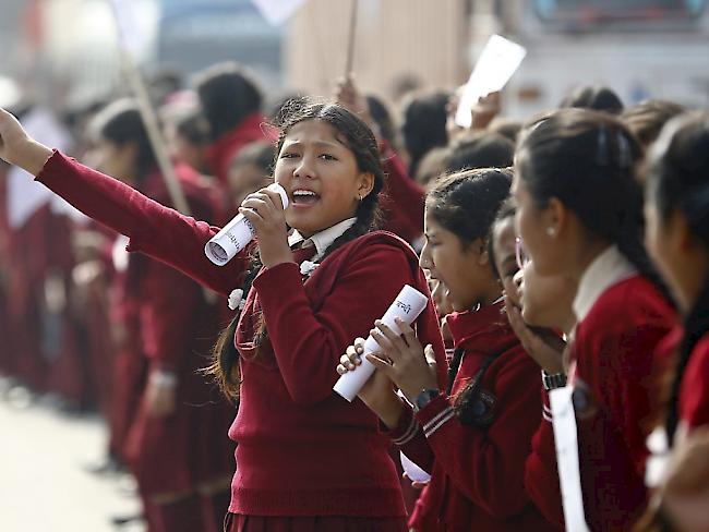 Diese nepalesischen Schülerinnen demonstrieren gegen die Blockade.