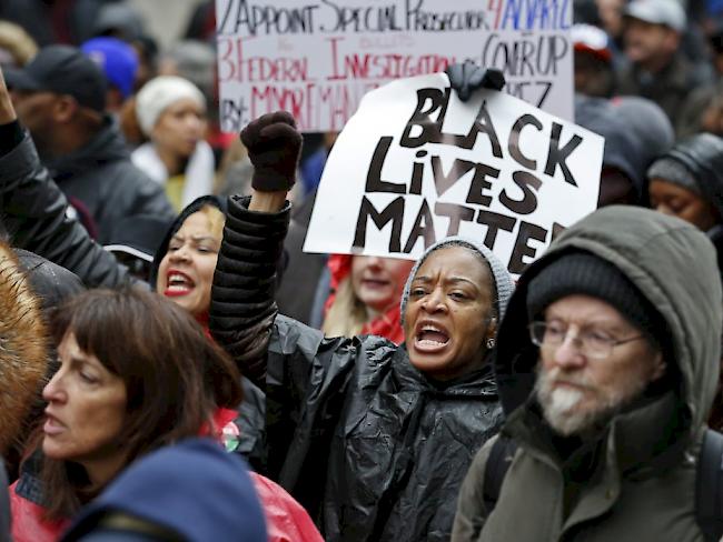 In Chicago protestieren erneut Tausende gegen Polizeigewalt gegen Schwarze.
