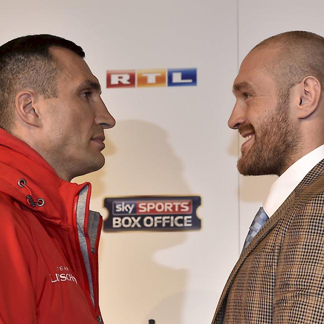 Wladimir Klitschko (links) möchte in Düsseldorf seinen WM-Gürtel gegen den Briten Tyson Fury (rechts) verteidigen