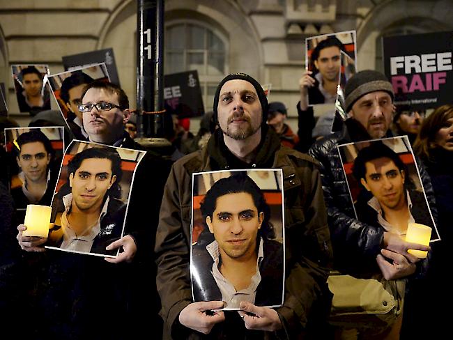 Demonstration für Raef Badawi in London: Das Urteil gegen den saudischen Blogger ist nach Aussagen von Staatssekretär Yves Rossier ausgesetzt worden. (Archivbild)