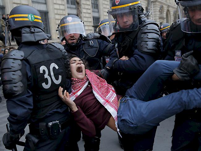 Die Polizei geht in Paris gegen Demonstranten vor.