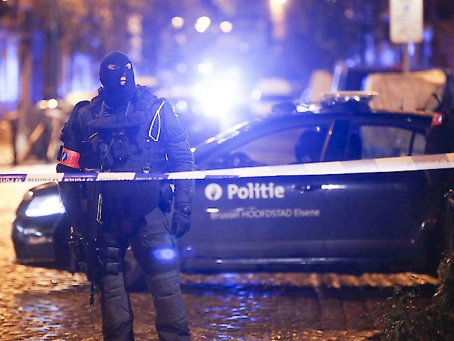 Polizeieinsatz in Brüssel, als vergangene Woche die höchste Terrorwarnstufe galt: Am Sonntagabend gab es weitere Razzien, aber keine Festnahmen. (Archivbild)