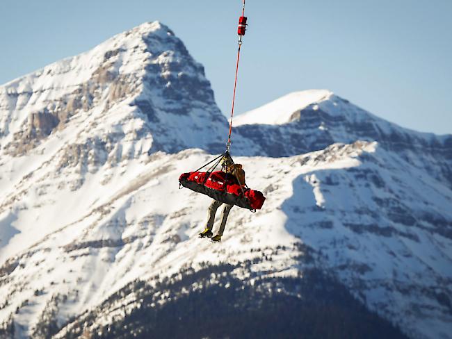 Der Österreicher Markus Dürager musste nach seinem schweren Sturz in der Weltcup-Abfahrt in Lake Louise (Ka) am Samstag mit dem Helikopter abtransportiert werden