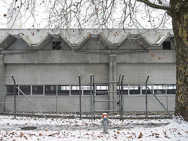 In zwei Hallen auf dem Waffenplatz Thun sollen bald Asylsuchende untergebracht werden.