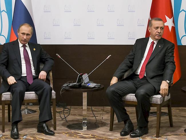 Putin (l.) hat Erdogan weiterhin nichts zu sagen, solange die Türkei sich nicht für den Abschuss des russischen Kampfjets entschuldigt (Archiv).