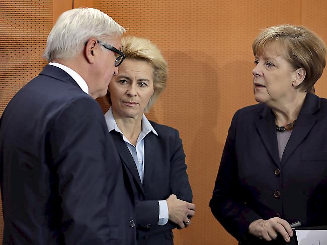 Die militärische Beteilung Deutschlands am Anti-IS-Kampf ist aufgegleist: Das Kabinett nahm den entsprechenden Mandatstext von Aussenminister Frank-Walter Steinmeier (l.) und Verteidigungsministerin Ursula von der Leyen an. Nun entscheidet das Parlament.
