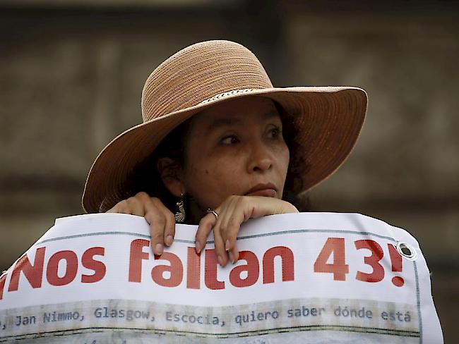 Auch mehr als ein Jahr nach dem Veschwinden der 43 Menschen haben die Angehörigen die Suche nicht aufgegeben. Der Druck auf die mexikanische Regierung wirkt: SIe setzt nun eine Sonderuntersuchungskommission ein.