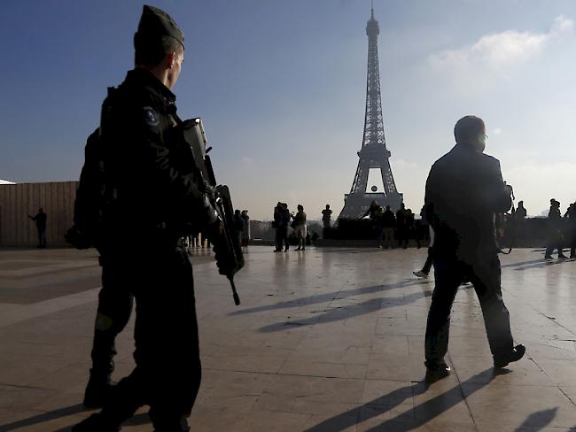 Ausnahmezustand in Paris: Die französische Regierung reagierte auf die Anschläge mit einer Welle von Razzien und Verhaftungen. Zwei der mutmasslichen Attentäter befinden sich dennoch weiter auf der Flucht.