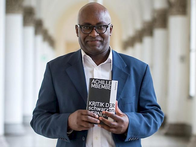 Achille Mbembe mit seinem ausgezeichneten Buch "Kritik der schwarzen Vernunft" (Archiv)