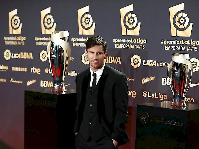 Lionel Messi mit Trophäe bei der Gala in Barcelona
