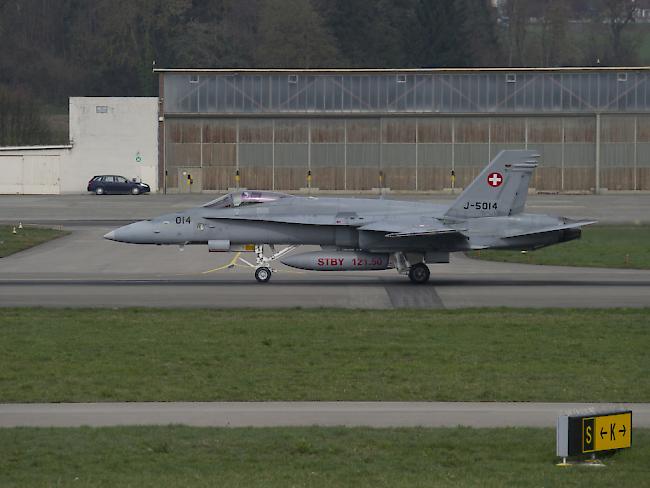 Ein F/A-18 der Luftwaffe beim Start auf dem Militärflugplatz Payerne VD.