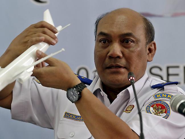 Der Chef der indonesischen Luftsicherheitsbehörde erklärt mit einem Flugzeugmodell die Absturzursache der AirAsia-Maschine.