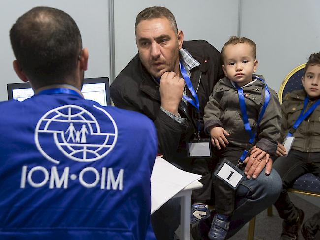 Eine syrische Familie wird in Amman von einem IOM-Mitarbeiter interviewt. Eine Ausreise nach Kanada könnte schon bald bevor stehen.