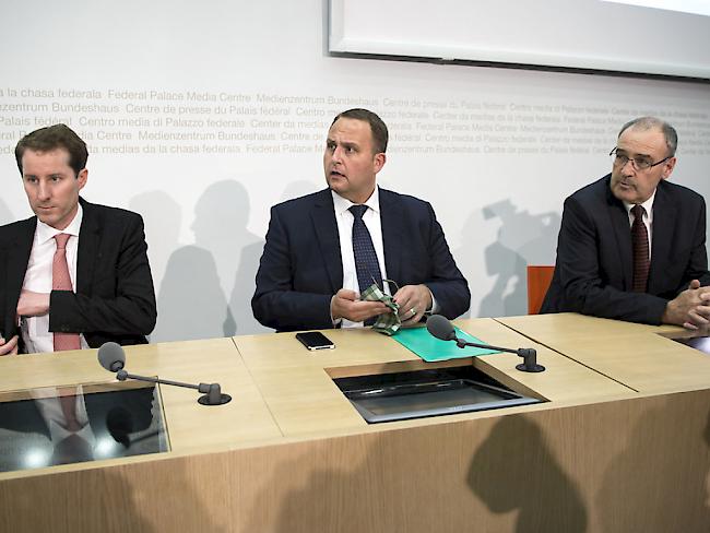 Thomas Aeschi, Norman Gobbi und Guy Parmelin (von links), die Bundesratskandidaten der SVP, müssen zu Hearings bei der SP antraben. (Archivbild)