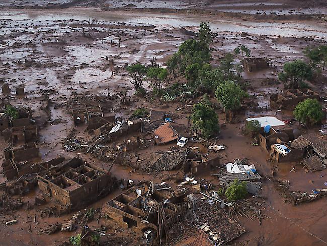 Ein zerstörtes Dorf nach dem Dammbruch in Brasilien. Das Land verklagt nun die verantwortlichen Minenbetreiber. (Archiv)