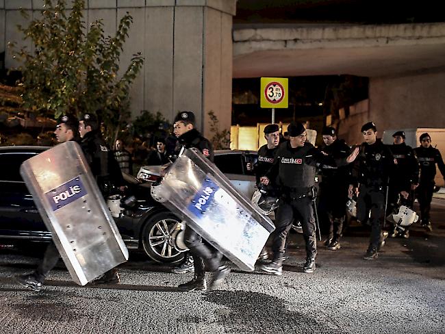 Sicherheitskräfte durchsuchen das Gelände um die Explosionsstelle in Istanbul.