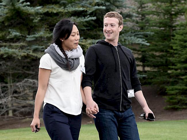 Mark Zuckerberg und seine Ehefrau Priscilla Chan bei einer Technologie-Konferenz 2013. Anlässlich der Geburt ihrer Tochter Max kündigte das Ehepaar an, sie wollten ihr Vermögen von rund 45 Milliarden Euro für die Lösung dringender Probleme der Welt verwenden.