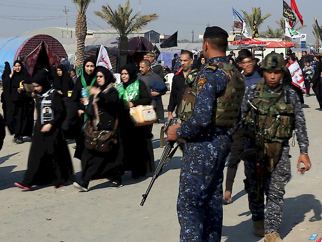 Irakische Soldaten beschützen schiitische Pilger in Bagdad. Die irakische Regierung hat den Einsatz ausländischer Kampftruppen auf irakischem Boden abgelehnt.