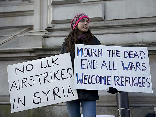 Rund 4000 Menschen haben am Dienstag in London gegen britische Luftangriffe gegen die IS-Terrormiliz in Syrien protestiert.  Am Mittwoch stimmt das britische Parlament über die Beteiligung an Lufteinsätzen in Syrien ab.