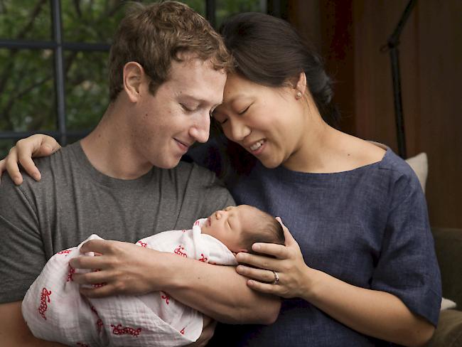 Facebook-Gründer Mark Zuckerberg und seine Frau Priscilla Chan mit ihrer Tochter Max. Anlässlich der Geburt seiner Tochter schrieb Zuckerberg er werde einen Grossteil seines Vermögens zur Lösung von Weltproblemen spenden.