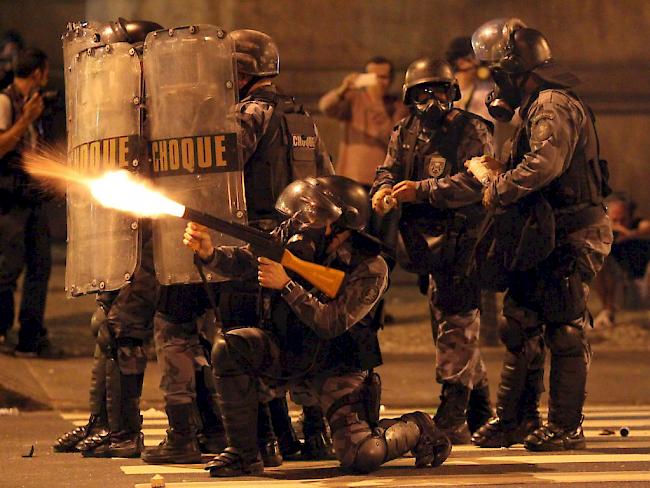 Polizisten bei gewaltsamen Demonstrationen in Rio de Janeiro 2013. 2014 starben in Brasilien 3022 Menschen bei Polizeieinsätzen. (Archivbild)