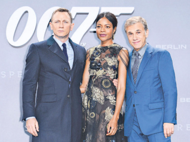 Freitag, 30. Oktober 2015: Daniel Craig, Naomie Harris und Christoph Waltz (von links) bei der Filmpremiere von «Spectre» in Berlin.