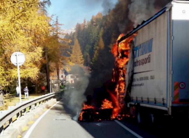 Samstag, 31. Oktober 2015: Bei Rothwald ist ein polnischer Anhängerzug ausgebrannt.