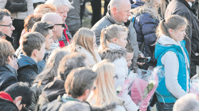 Samstag, 14. März 2015: Trauer. Angehörige der Opfer des Carunglücks bei der Gedenkfeier in Siders.