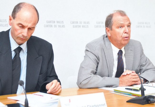 1. September: Staatsrat Maurice Tornay (rechts, mit Pierre-André Charbonnet, Chef der Finanzverwaltung) hat
ein Budget für 2016 präsentiert, das in der Folge noch viel zu reden gibt.