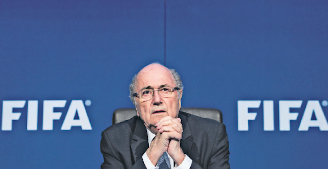 25. September: FIFA-Chef Sepp Blatter gerät ins Visier der Justiz. Die Bundesanwaltschaft befragt Blatter in Zürich wegen einer 2-Millionen-Zahlung an Michel Platini. 