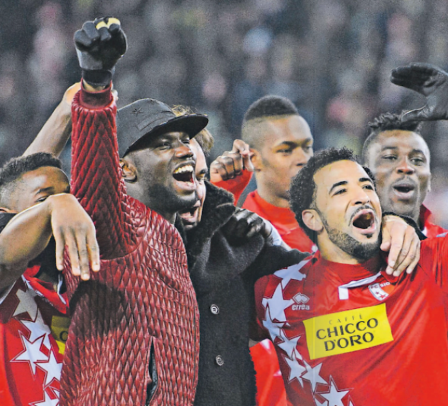 Donnerstag, 10. Dezember 2015: Carlitos (rechts) und der verletzte Moussa Konaté könnens kaum fassen. Der FC Sitten steht in den Sechzehntelfinals.