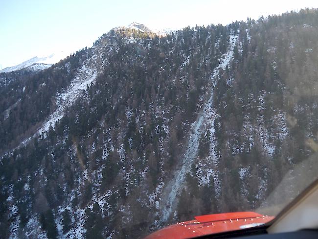 Bei einer Wanderung in Zermatt verliert ein 64-jähriger Mann sein Leben, nachdem er rund 60 Meter in die Tiefe stürzte.  
