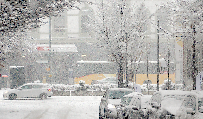 Heftiger Schneefall in Brig am Donnerstagnachmittag.
