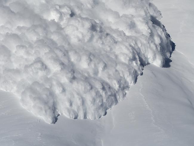 Bei La Tzoumaz-Riddes sind mehrere Skifahrer am Samstagnachmittag von einer Lawine verschüttet worden.