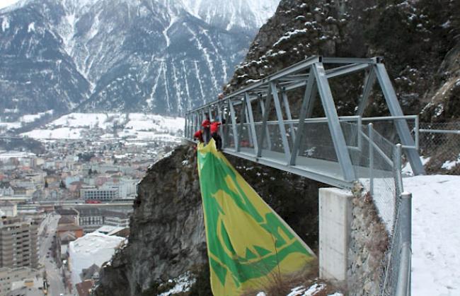 Die Drachen-Fahne wird an der Panoramabrücke befestigt.