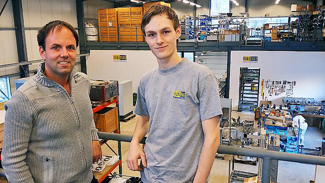 Lehrling Yves Williner und Adrian Mangisch, Automation Engineer Burgener AG.