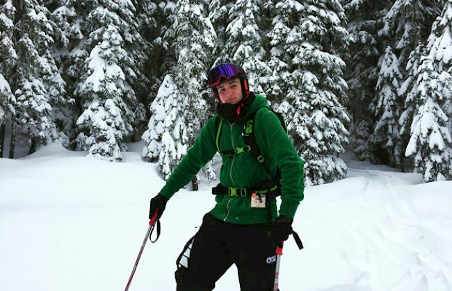 Leon Prata beim Freeride-Skifahren im Wald von Mount Hood