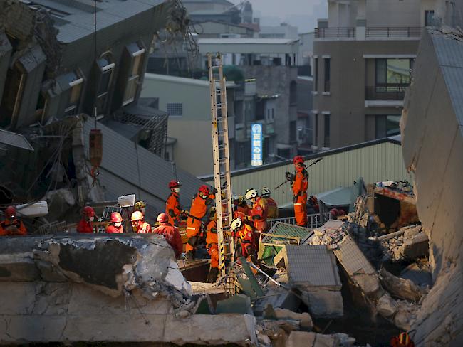 Nach dem Erdbeben: Rettungskräfte suchen in Tainan, Taiwan, nach Verschütteten