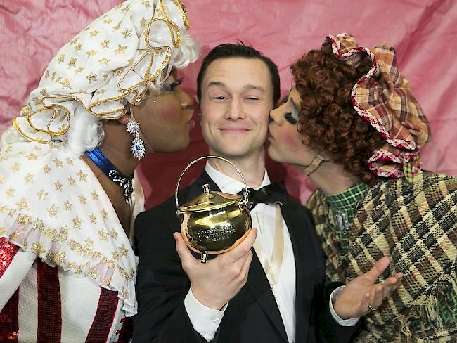 Lässt sich küssen und feiern: US-Schauspieler Joseph Gordon-Levitt (m.), der mit dem diesjährigen "Hasty Pudding"-Preis ausgezeichnet wurde