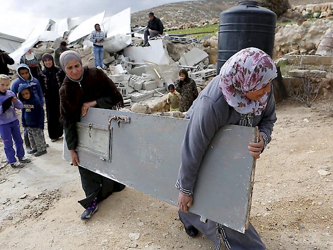 Palästinenserinnen retten einige Habseligkeiten nachdem die israelische Armee ihr Haus in einem Dorf südlich von Hebron zerstörte. (Bild vom 2. Februar 2016)