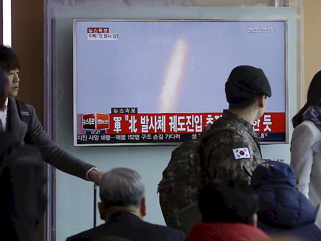 Ein südkoreanischer Soldat schaut im Fernsehen einen Bericht über ein nicht näher beschriebenes Objekt am Himmel - Nordkorea hatte zuvor laut eigenen Angaben eine Rakete ins All befördert.