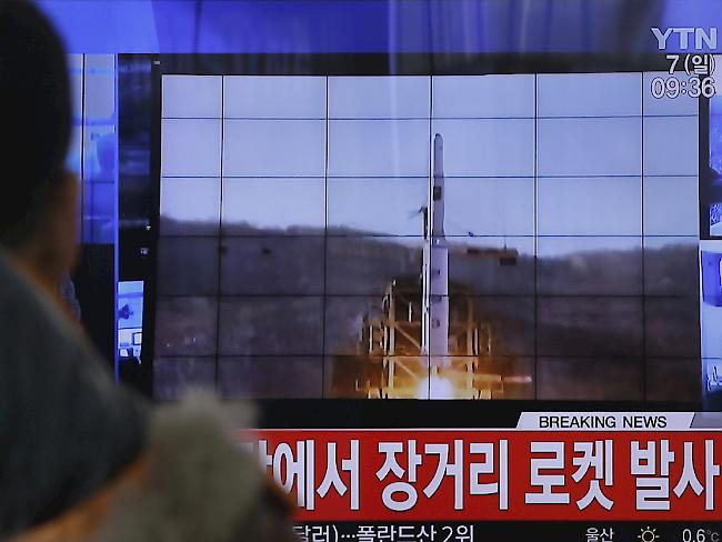 Ein Südkoreaner betrachtet im Fernsehen den nordkoreanischen Raketenstart.