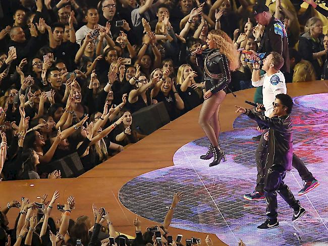 Beyoncé, Chris Martin (Mitte) und Bruno Mars singen zur Halbzeit des Super Bowl zusammen ein Medley.