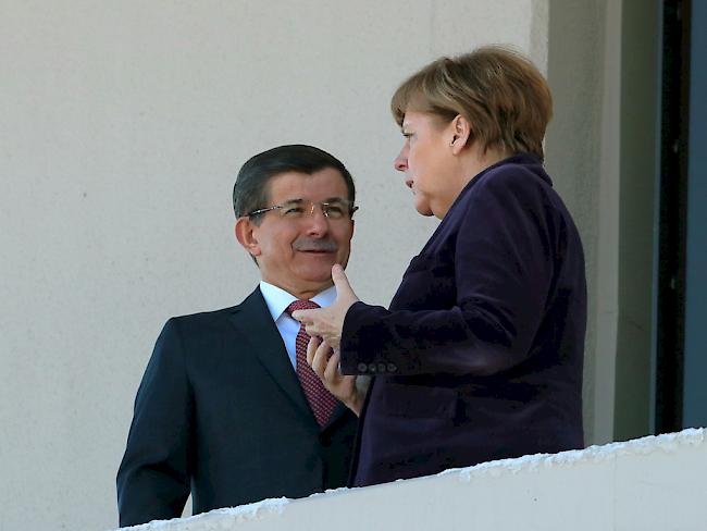 Deutschlands Kanzlerin Angela Merkel (r.) in Ankara im Gespräch mit dem türkischen Premierminister Ahmet Davutoglu