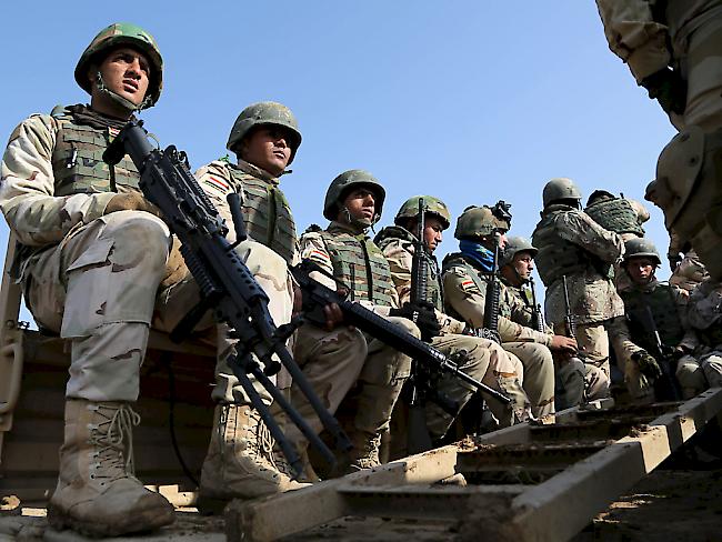 Irakische Soldaten bei einer Übung. Nach Armeeangaben platziert die irakische Armee Truppen in der Nähe von Mossul, um die Stadt von der Terrormiliz IS zurückzuerobern. (Archiv)