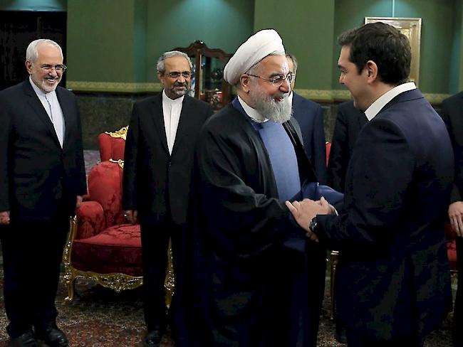 Griechenlands Regierungschef Alexis Tsipras (rechts) wird vom iranischen Präsidenten Hassan Ruhani (2. von rechts) in Teheran begrüsst.
